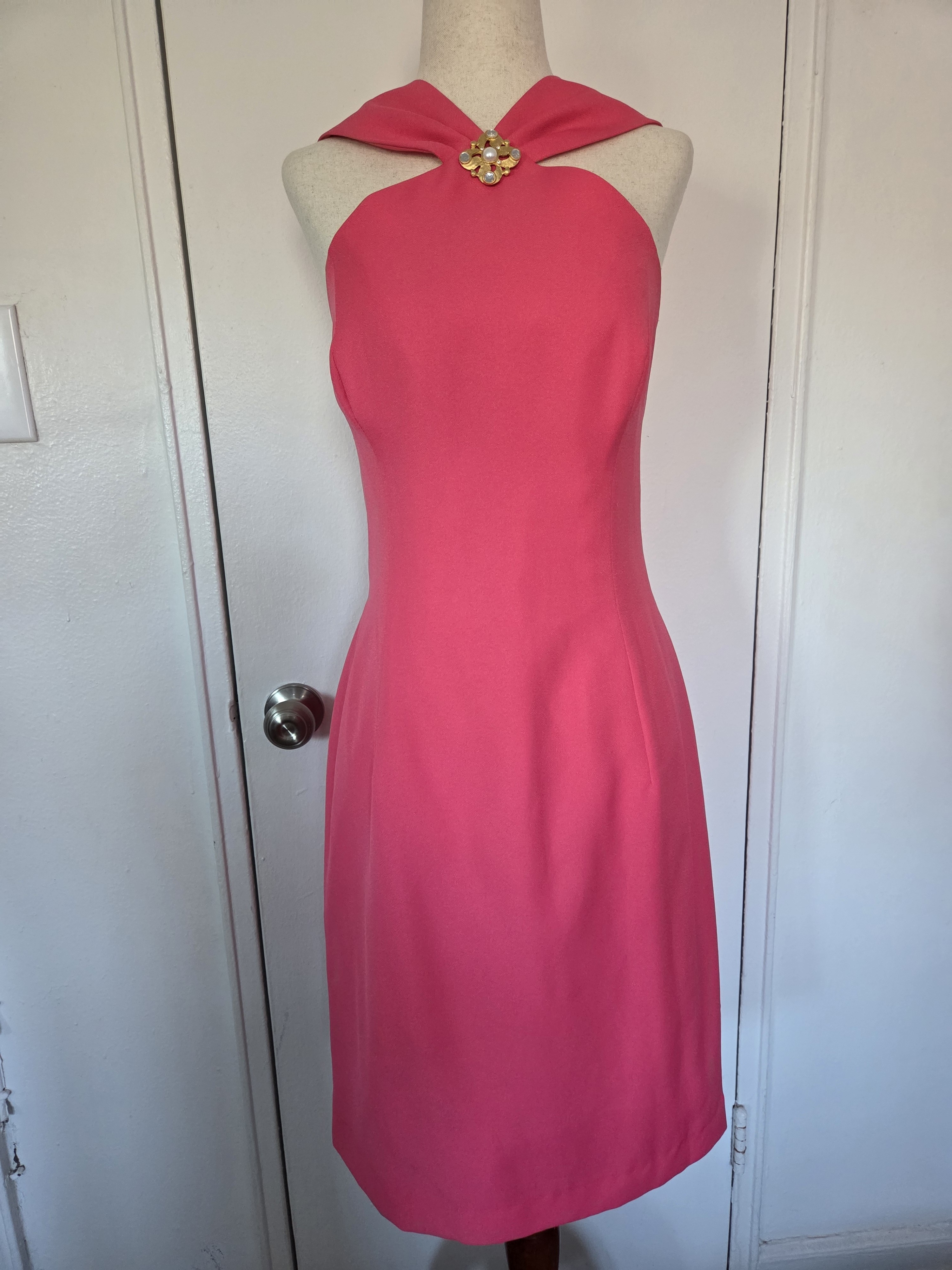Elegant Pink Halter Sheath Dress With Decorative Brooch